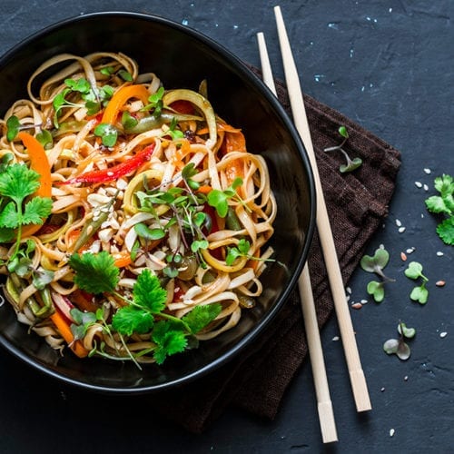 EASY-THAI-NOODLES-WITH-PEANUT-SAUCEgydF4y2Ba