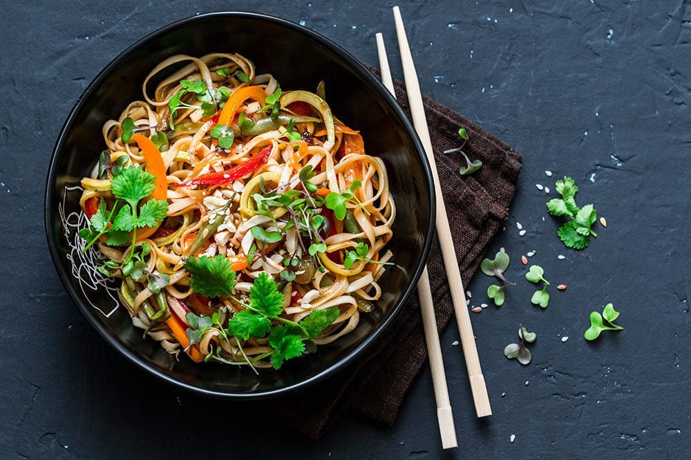 EASY-THAI-NOODLES-WITH-PEANUT-SAUCEgydF4y2Ba