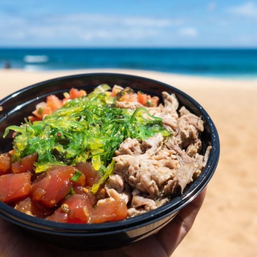 夏威夷海滩上的Kalua猪肉戳碗配金枪鱼戳