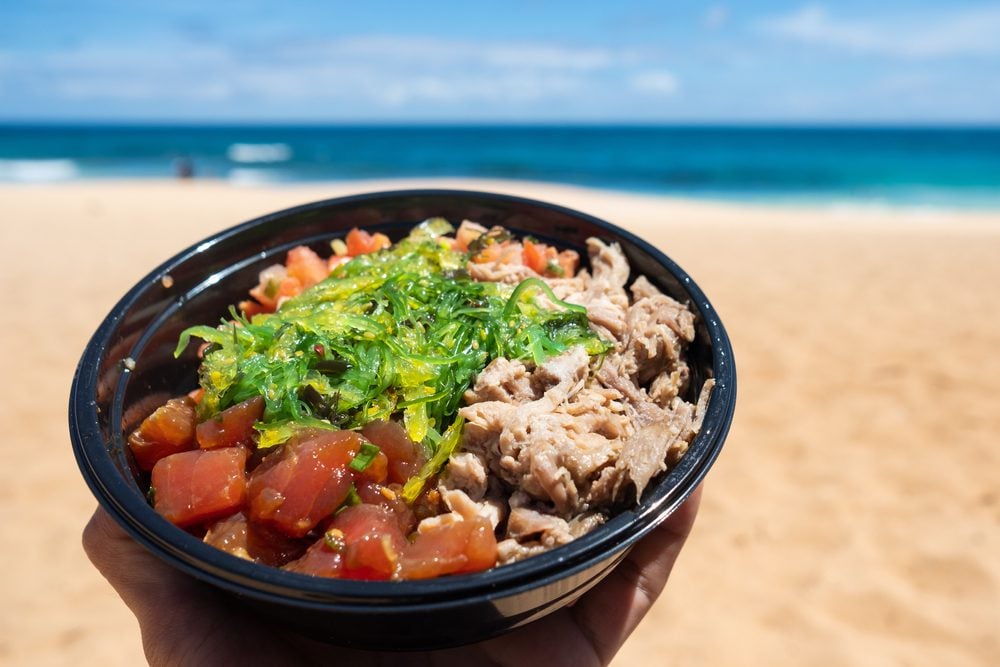 夏威夷海滩上的Kalua猪肉戳碗配金枪鱼戳